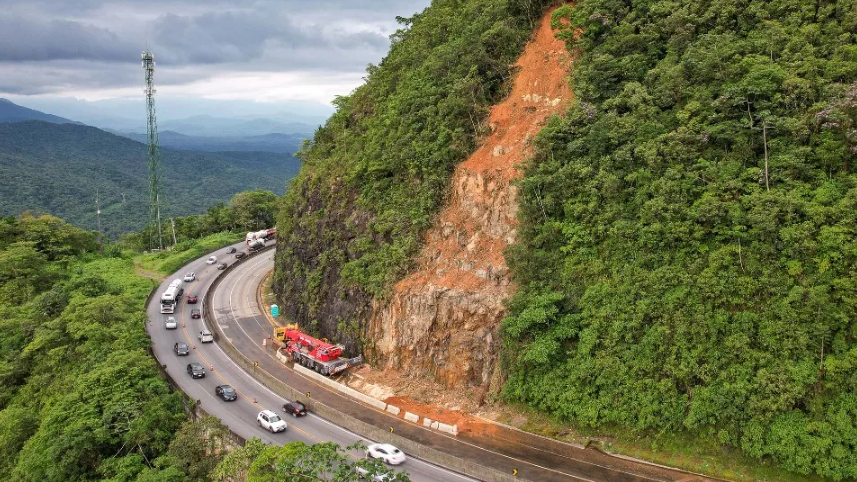 Serviços com guindaste do DER na BR-277 entram na reta final